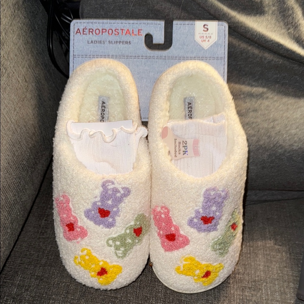 🔥 Aeropostale Cream Slippers with Colorful Bear Design and BONUS socks inside!